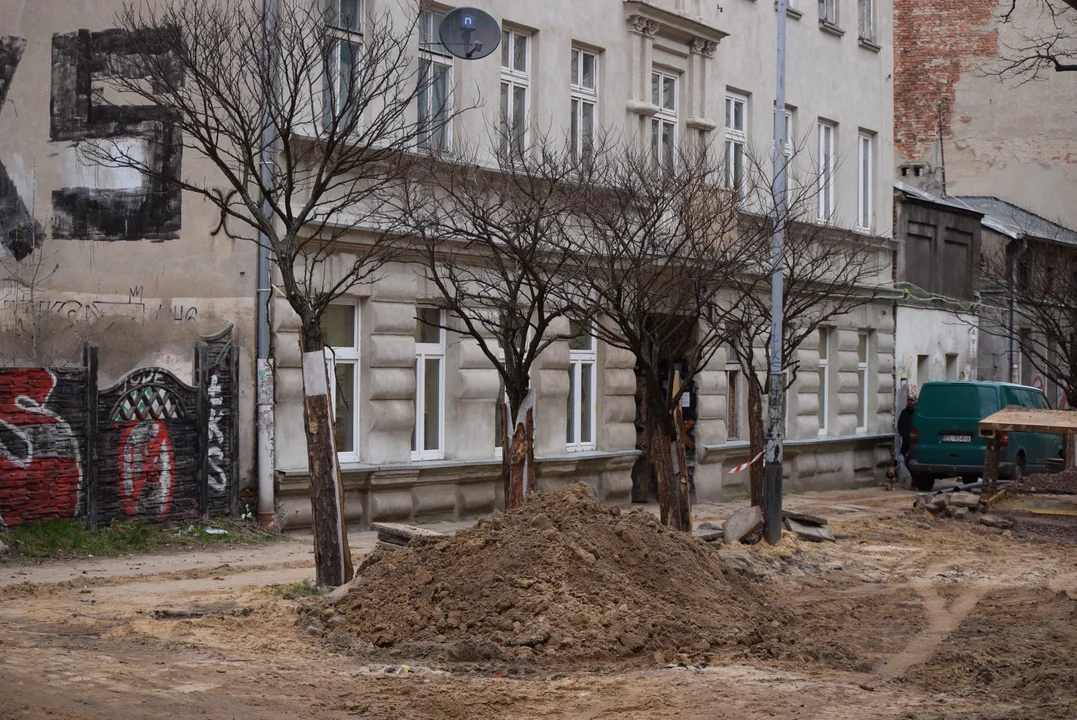 Mieszkańcy mają dość zalegających śmieci w centrum Łodzi. „Flaszek jest więcej niż robotników” [zdjęcia]