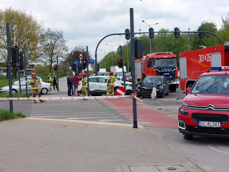 Zderzenie aut na Bałutach. Spore utrudnienia dla kierowców - Zdjęcie główne