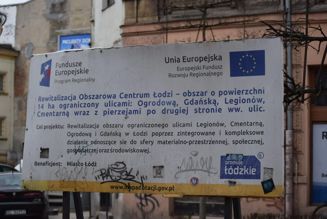 Mieszkańcy remontowanych ulic bez dostępu do śmietników? Przepełnione kosze w centrum Łodzi