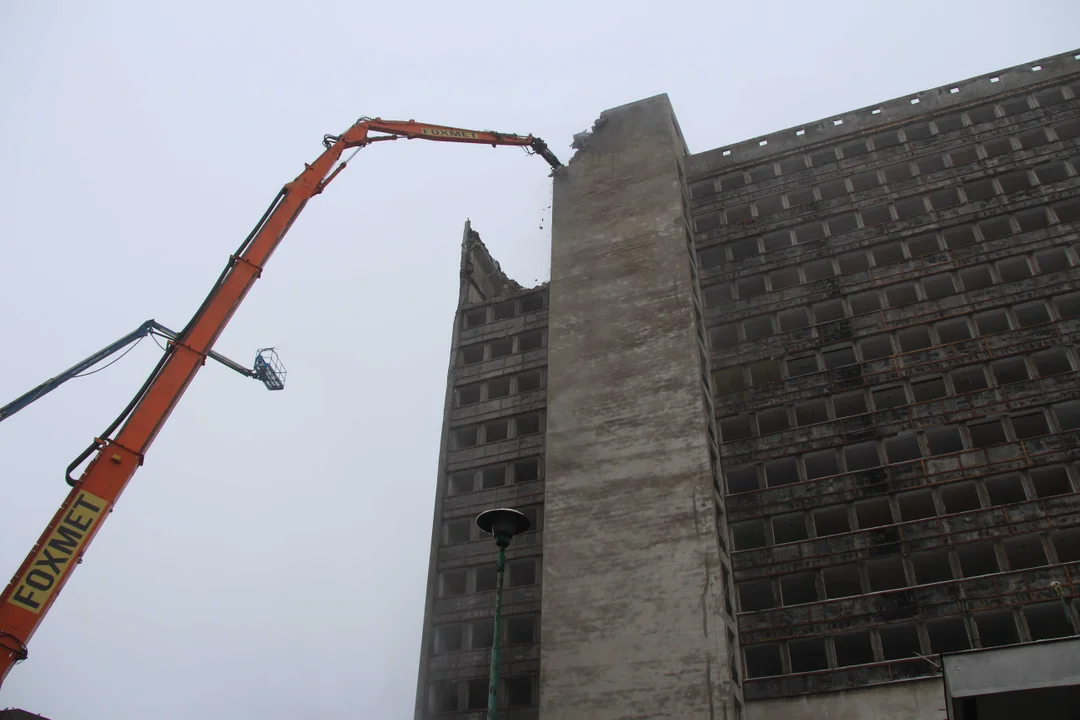 Wyburzanie hotelu "Światowit" przy al. Kościuszki w Łodzi