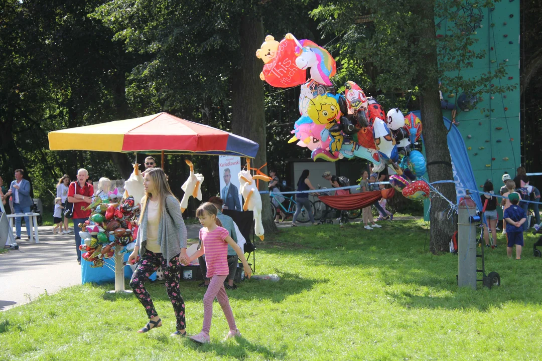 Piknik rodzinny w parku na Młynku w Łodzi