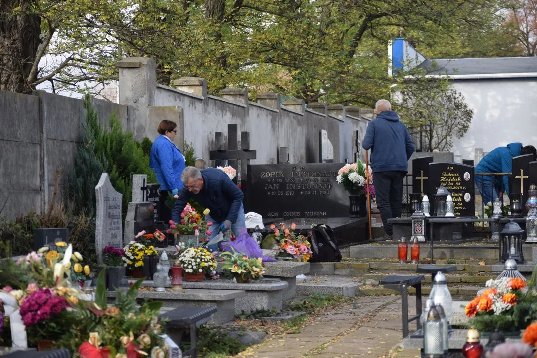 Łodzianie przygotowują groby bliskich do Wszystkich Świętych