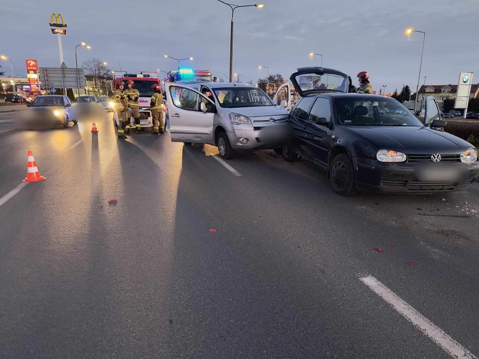 Wypadek w Płocku! Zderzyło się kilka pojazdów! [ZDJĘCIA] - Zdjęcie główne