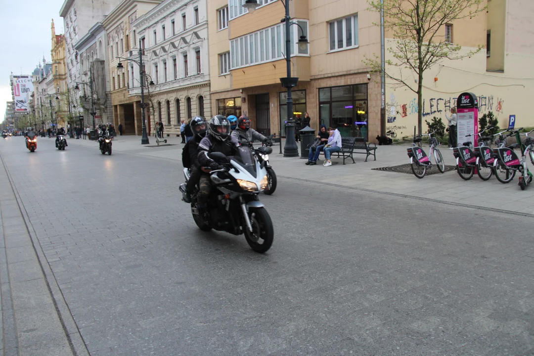 Wielka parada motocyklowa na ulicy Piotrkowskiej w Łodzi