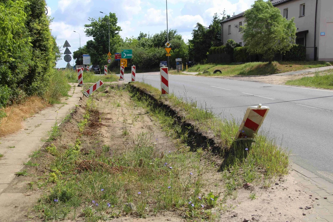 Co dalej z zamkniętym przejściem przez kładkę na Konstantynowskiej?