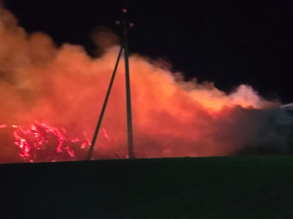 Pożar w Łódzkiem. Palą się sterty słomy