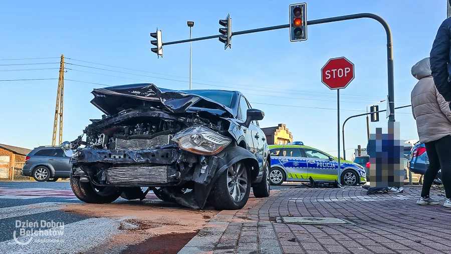 Wypadek na skrzyżowaniu w Bełchatowie. Osobówka po zderzeniu wjechała w ogrodzenie [FOTO] - Zdjęcie główne