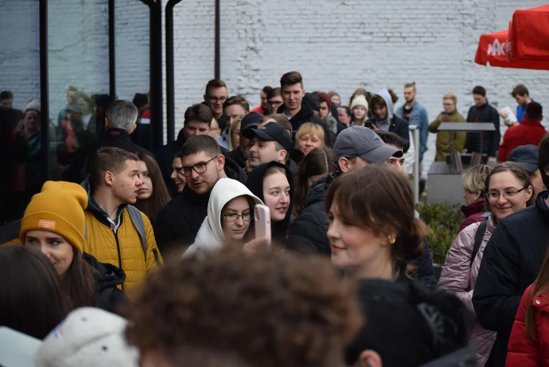 Tłumy łodzian na otwarciu restauracji MAX Premium Burgers. Tego jeszcze w Łodzi nie było [ZOBACZ ZDJĘCIA]