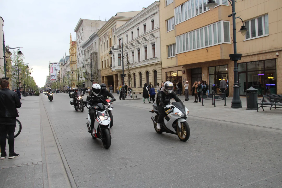 Wielka parada motocyklowa na ulicy Piotrkowskiej w Łodzi