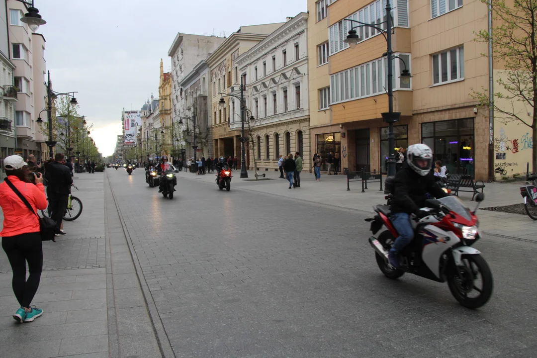 Wielka parada motocyklowa na ulicy Piotrkowskiej w Łodzi