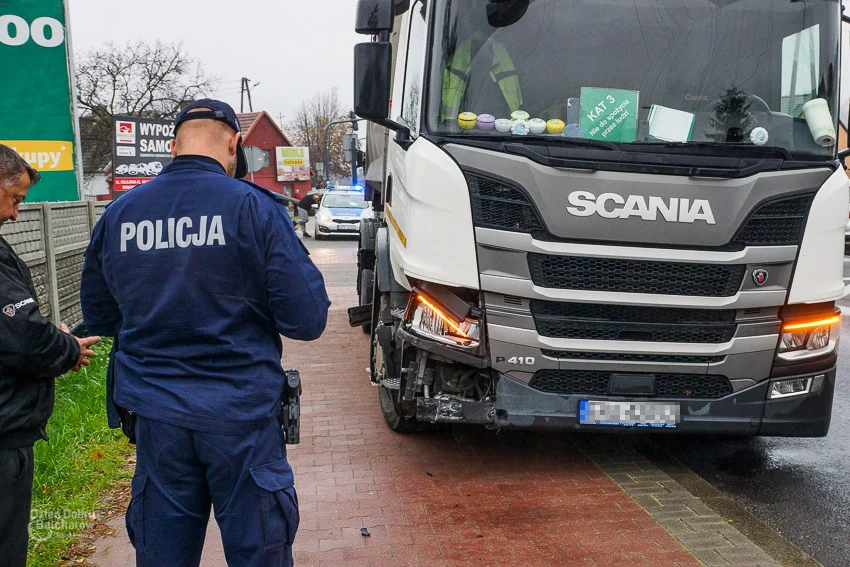 Wypadek w Grocholicach. Ciężarówka zderzyła się z BMW