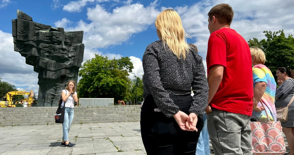 Ponad sto osób poszło śladami Broniewskiego. Niedzielny spacer z PLOT-em za nami [ZDJĘCIA] - Zdjęcie główne