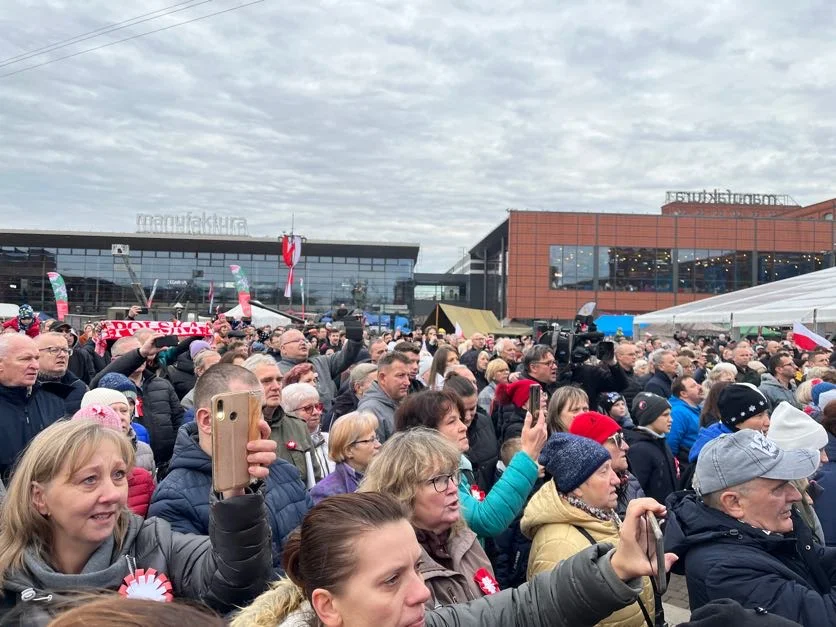 Obchody Święta Niepodległości w Łodzi na rynku Manufaktury