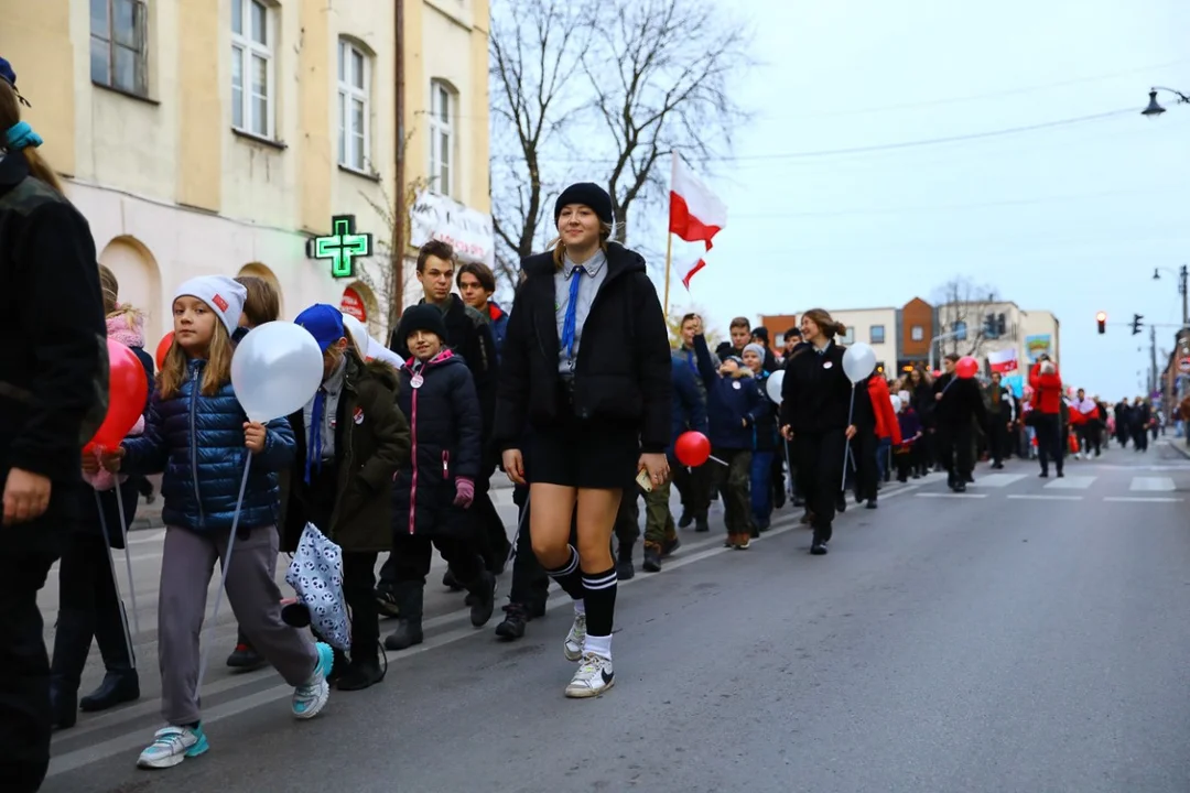 Pochody 11 listopada w Zgierzu. Mieszkańcy tłumnie uczestniczyli w uroczystościach Święta Niepodległości.