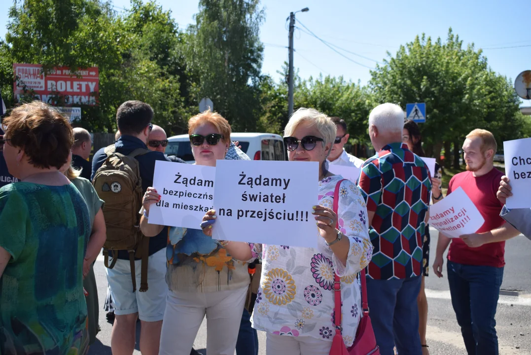 Niebezpieczne skrzyżowanie w Aleksandrowie Łódzkim. Mieszkańcy protestują [ZDJĘCIA] - Zdjęcie główne