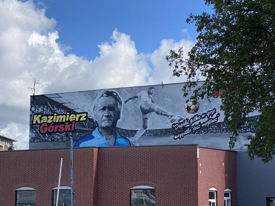 Nowy mural w Łodzi. Szkoła Mistrzostwa Sportowego uhonorowała Kazimierza Górskiego - Zdjęcie główne