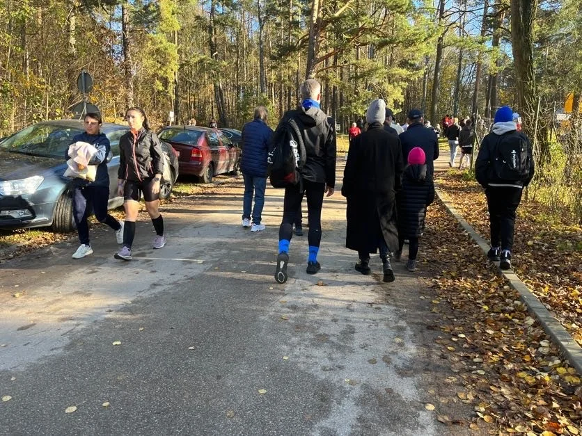 VIII edycja Spaceru i Biegu do Niepodległości w Grotnikach. Piękna pogoda zachęcała do aktywnego spędzania czasu!