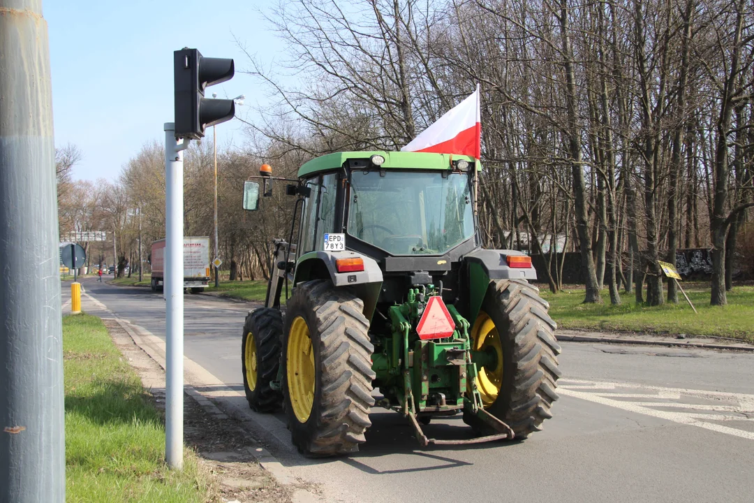 Protest rolników w Łodzi - skrzyżowanie Aleksandrowska/Szczecińska