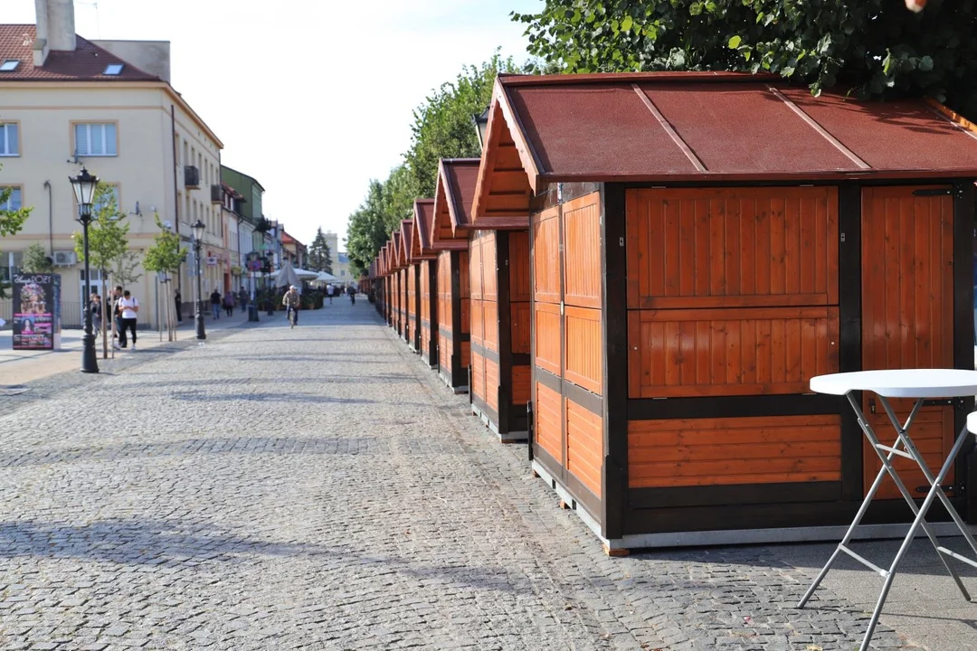 Trwają przygotowania do Święta Róży. W centrum Kutna pojawiły się m.in. lunapark i kramy