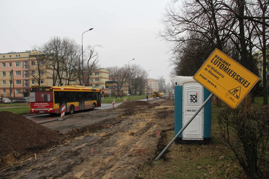 Utrudnienia dla pieszych i podróżnych MPK Łódź na Lutomierskiej