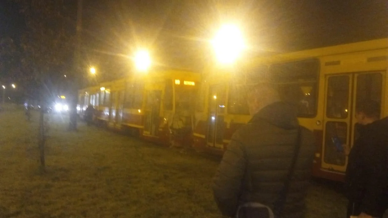 Zderzenie tramwajów na al. Mickiewicza w Łodzi. Kursuje komunikacja zastępcza