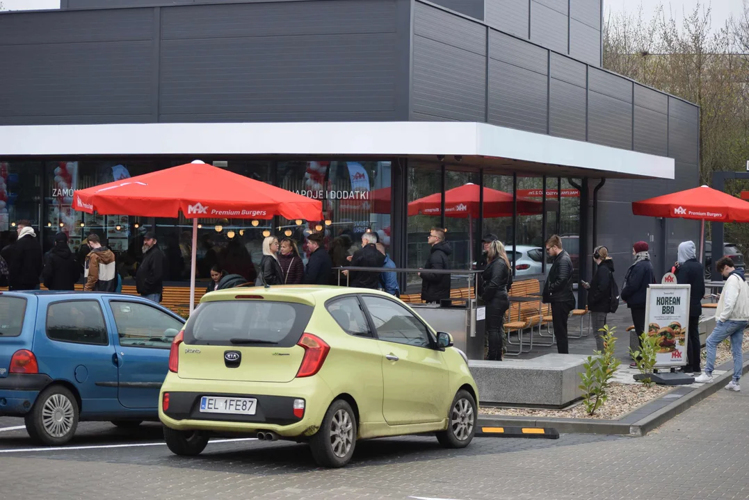 Tłumy łodzian na otwarciu restauracji MAX Premium Burgers. Tego jeszcze w Łodzi nie było [ZOBACZ ZDJĘCIA]