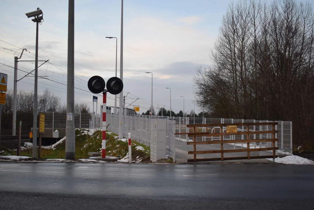 Brak parkingu i bezpiecznego przejścia. Czy nowe stacje kolejowe są gotowe na podróżnych? [ZDJĘCIA] - Zdjęcie główne