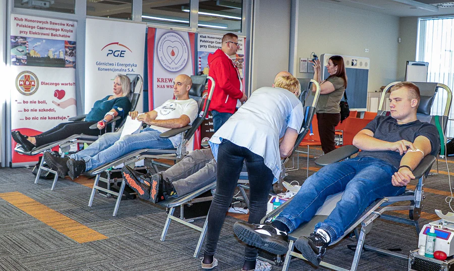 Akcja krwiodawstwa w koncernie PGE GiEK. Pracownicy i mieszkańcy oddali krew [FOTO] - Zdjęcie główne