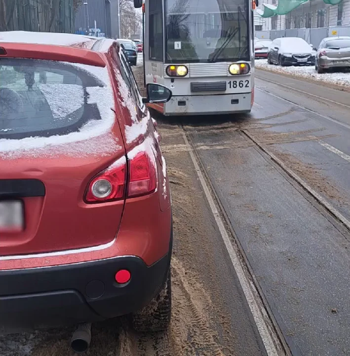 Nieprawidłowe parkowanie na torowisku - tramwaje MPK Łódź mają problem z przejazdem w tym miejscu