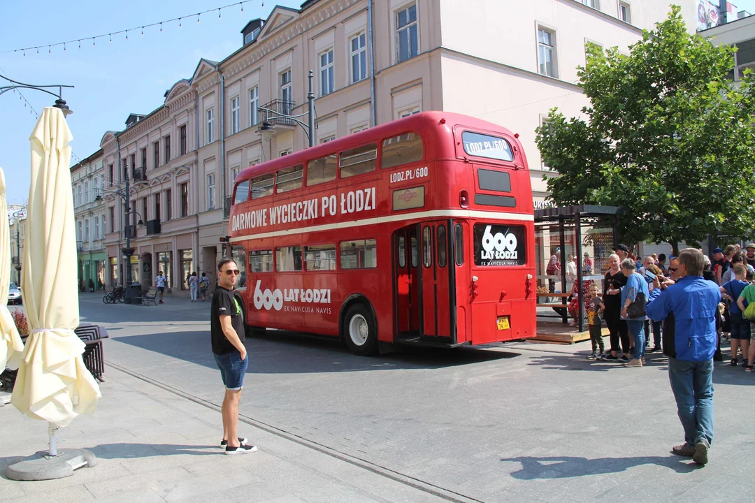 Piętrowy autobus turystyczny przemierza szlakiem łódzkich zabytków