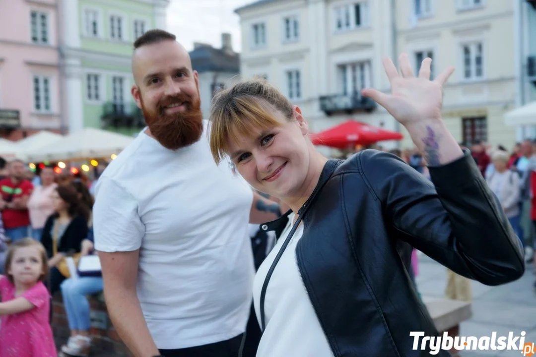 Pierwsza Piotrkowska Potańcówka w Rynku Trybunalskim w Piotrkowie 22.07.2023. Tłumy mieszkańców bawiły się z wodzirejem [ZDJĘCIA] - Zdjęcie główne