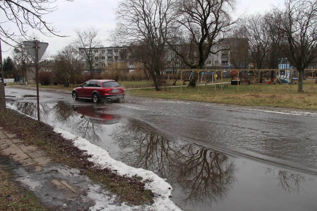 Zalana ulica Jęczmienna przy skrzyżowaniu z ul. Srebrzyńską w Łodzi