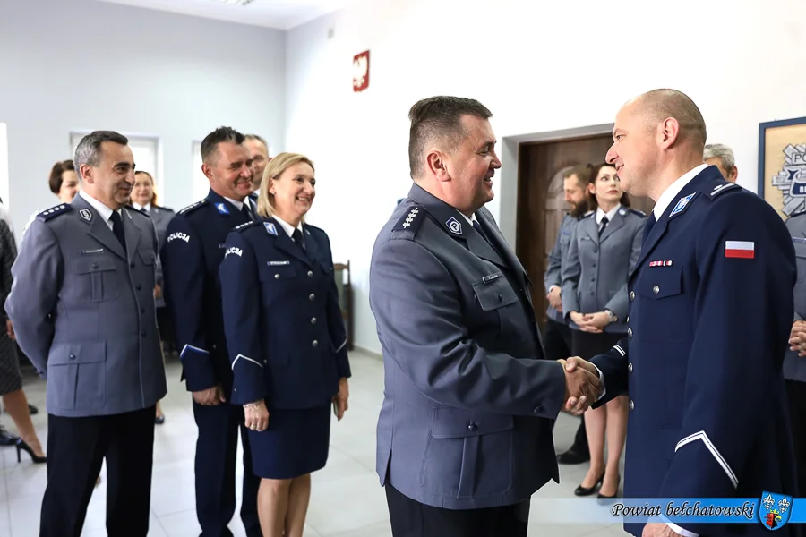 Policjanci oficjalnie powitali zastępcę komendanta. Uroczystość w bełchatowskiej komendzie [FOTO] - Zdjęcie główne