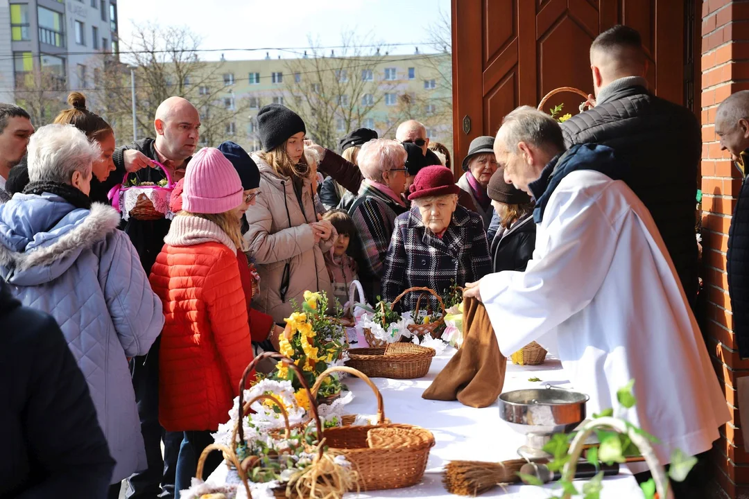 Wielka Sobota w Kutnie. W kościołach święcą pokarmy