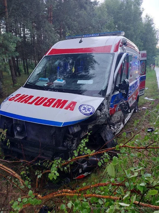 Karetka zderzyła się z bmw w woj. łódzkim