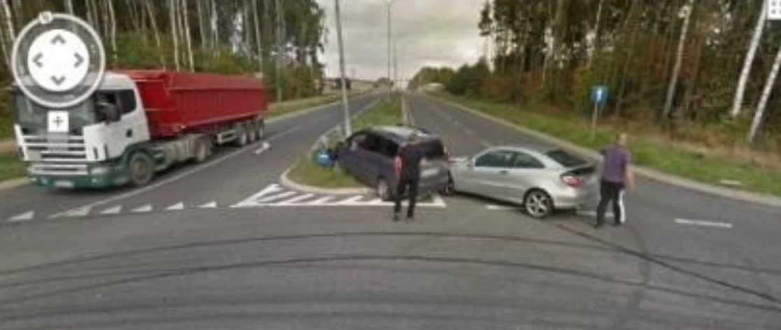 Łódź na zdjęciach z Google Street View. Stary dworzec i człowiek buszujący w śmieciach