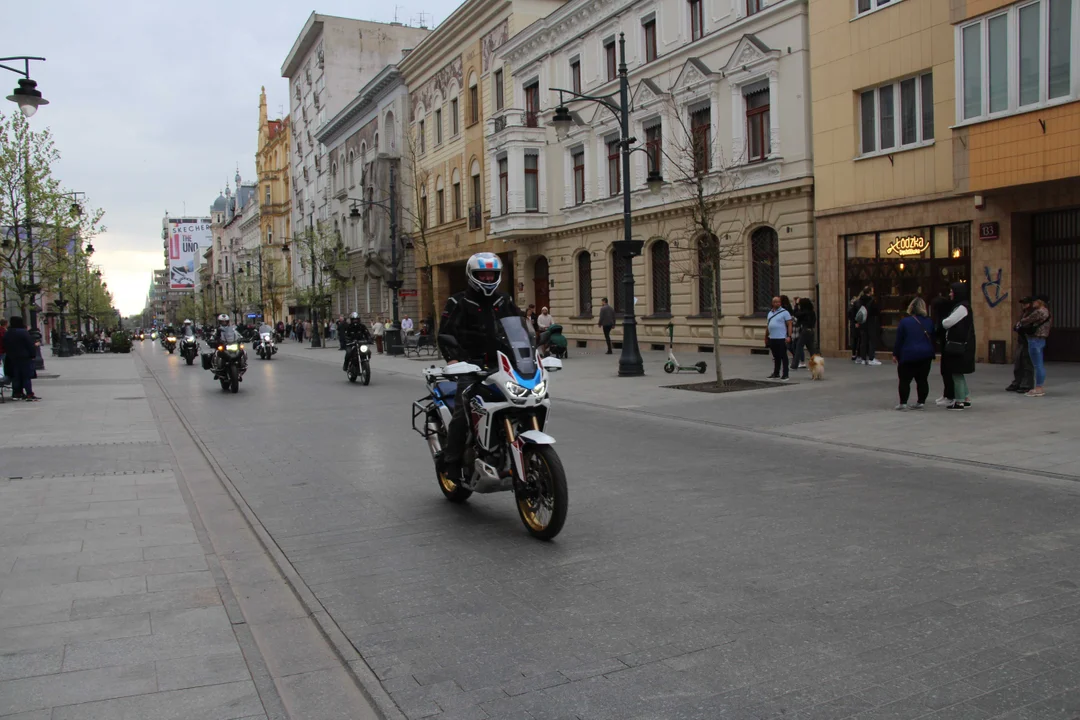 Wielka parada motocyklowa na ulicy Piotrkowskiej w Łodzi