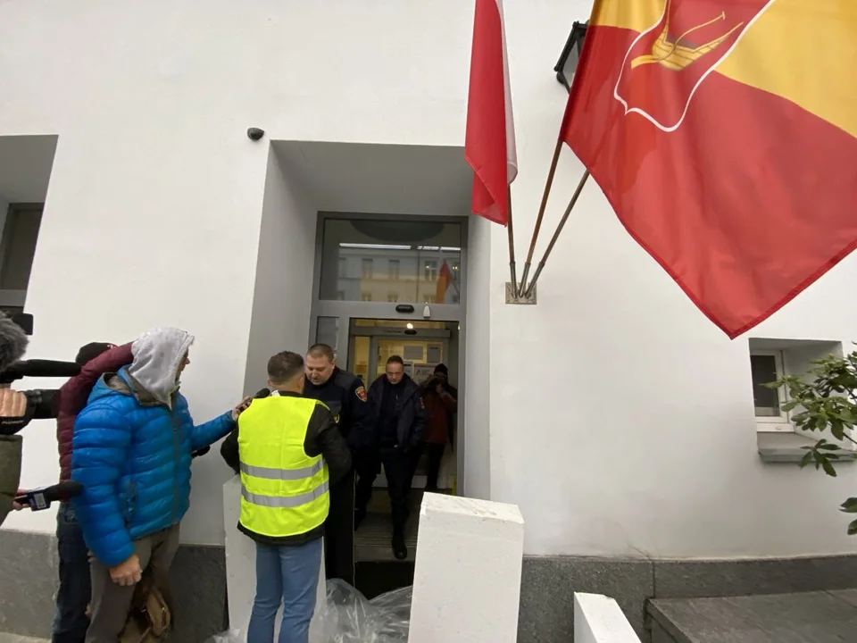 W odpowiedni na przedłużający się remont ul. Aleksandrowskiej radny z Aleksandrowa Łódzkiego postanowił zamurować wejście do magistratu