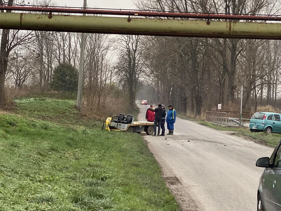 Wypadek w Dobrzelinie. Auto wpadło do rowu