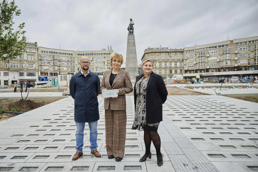 Pamiątkowe tabliczki na placu Wolności w Łodzi