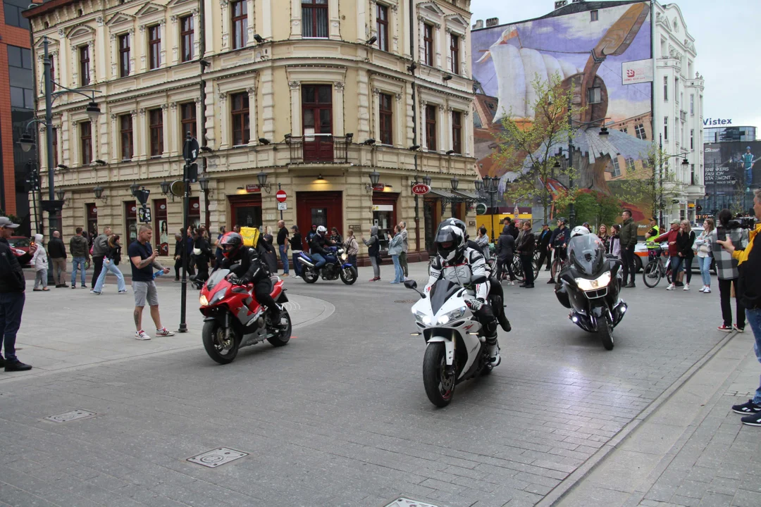 Wielka parada motocyklowa na ulicy Piotrkowskiej w Łodzi