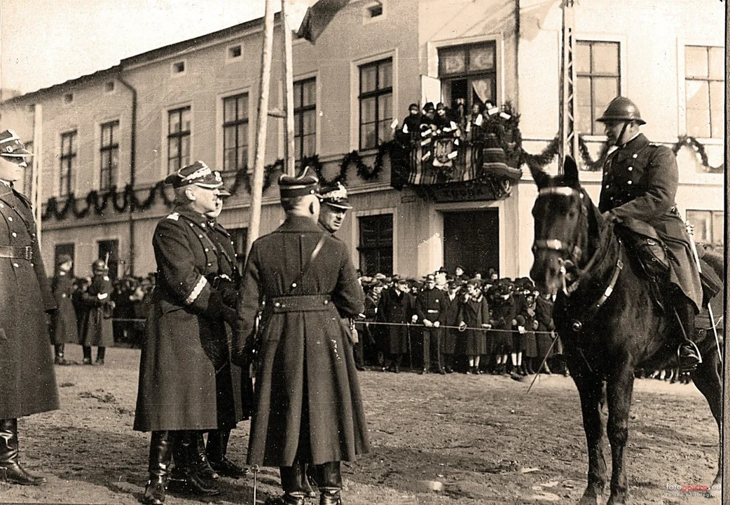 11 listopada na kartach historii Zgierza. Ceremonie na Starym Rynku [ZDJĘCIA] - Zdjęcie główne