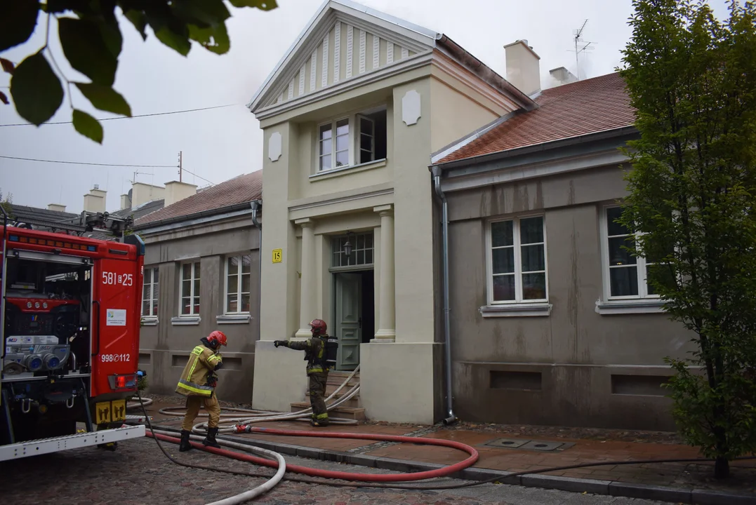 Chmura dymu w centrum Zgierza. Pożar budynku mieszkalnego [ZDJĘCIA] - Zdjęcie główne