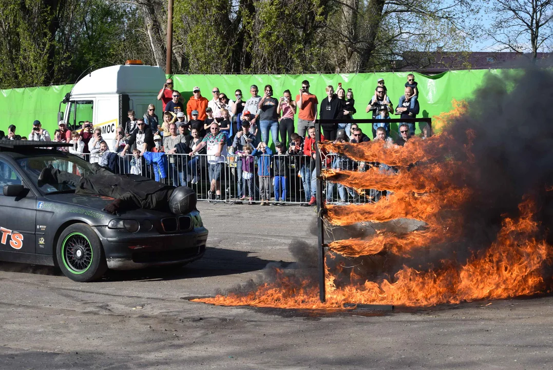 Giganty na czterech kołach zrobiły duże show! Widowiskowy pokaz monster trucków