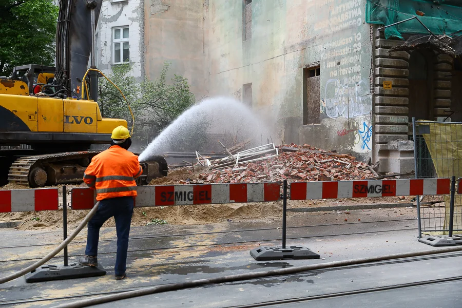 Kamienica przy Kilińskiego 49, w końcu, zostanie zburzona. Wiemy kiedy wrócą tramwaje