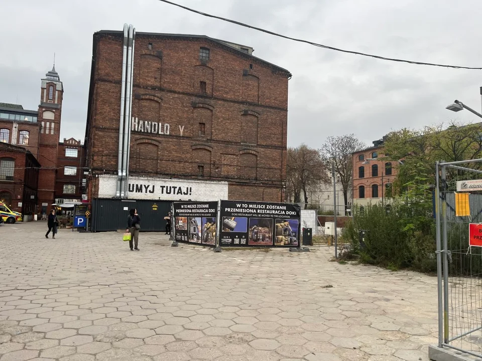 Doki zmieniają miejsce. Już nie będą przy samym wejściu na OFF Piotrkowska w Łodzi. Przenoszą się głębiej w podwórko.