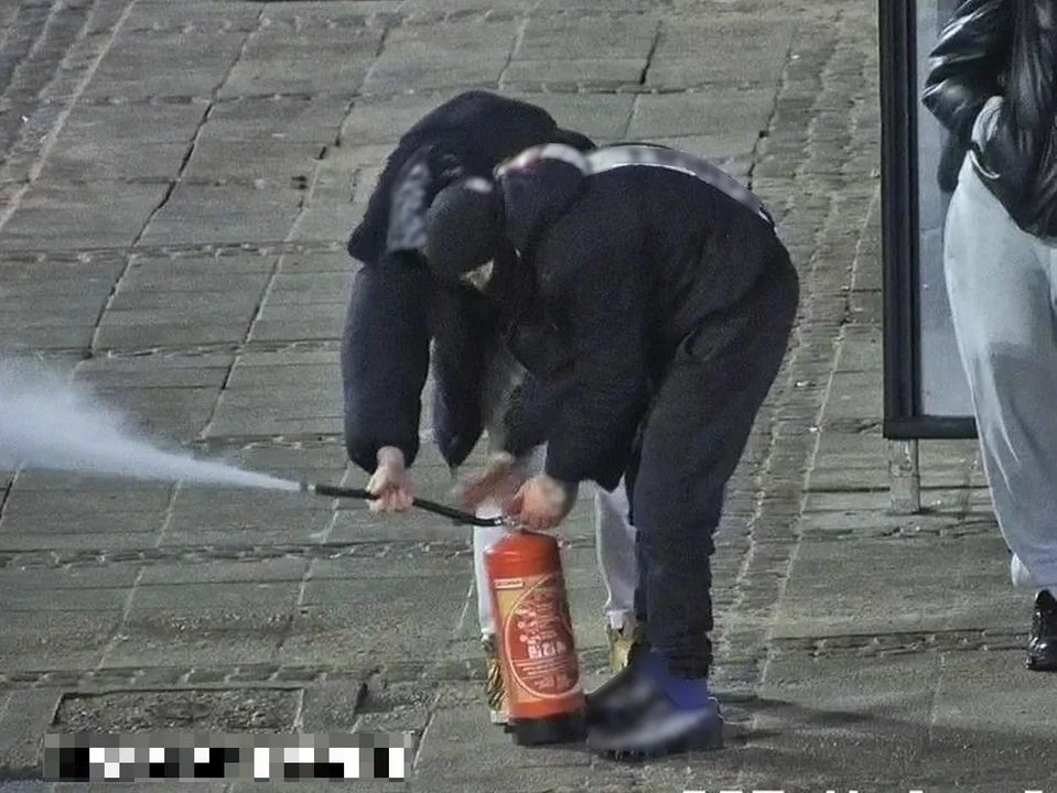 Ukradli gaśnice z autobusów i rozpylili je na przystankach