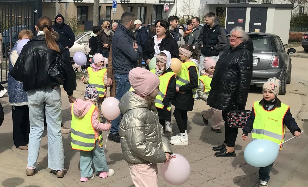 Protest i marsz w obronie przedszkola w Płocku. "Tu rosną nasze dzieci - nie zabierajcie im domu" [ZDJĘCIA]