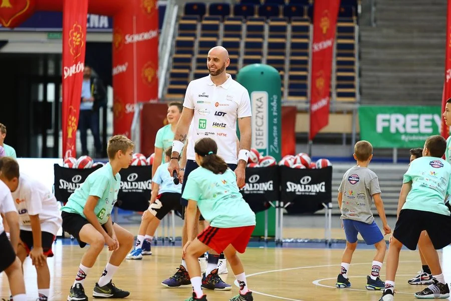 Marcin Gortat Camp czas start! Młodzi koszykarze i koszykarki będą szkolić się pod okiem swojego idola [zdjęcia] - Zdjęcie główne