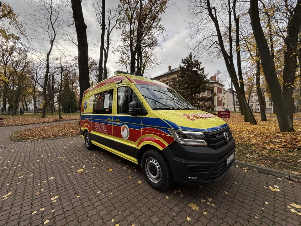 Szpital przy ul. Milionowej w Łodzi z nowym ambulansem